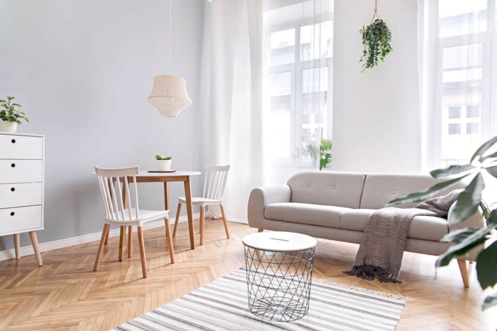 Helles Wohnzimmer mit modernem Stil und natürlichem Textil