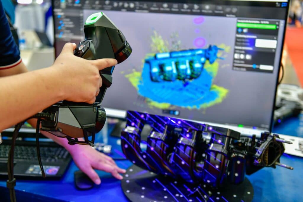 Bauteil wird mit 3D-Scanner digital erfasst, Visualisierung am Bildschirm – moderner Entwicklungsprozess im Sondermaschinenbau