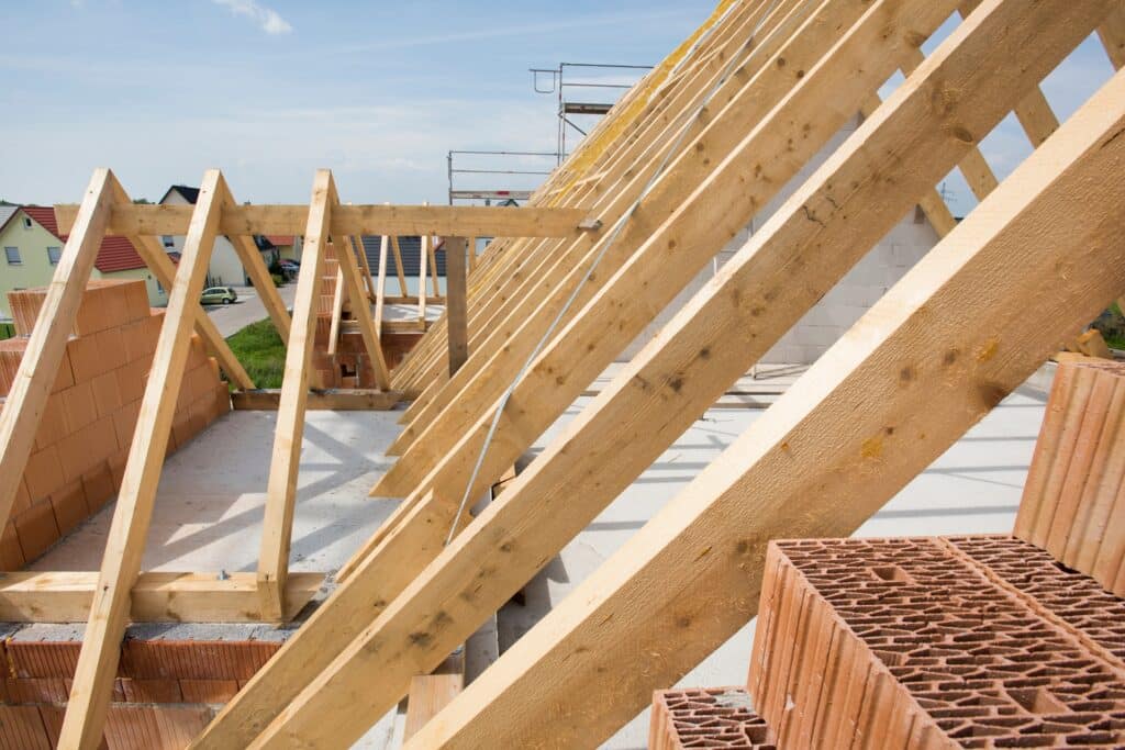Dachstuhl aus Holz in Bauphase eines Hauses | Garage Dachbegrünung