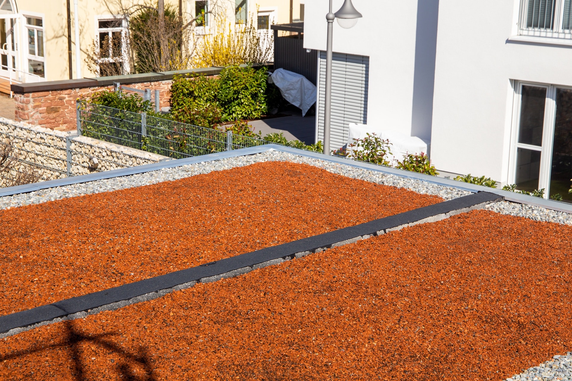 Flachdach mit Kiesschicht zur Vorbereitung | Garage Dachbegrünung