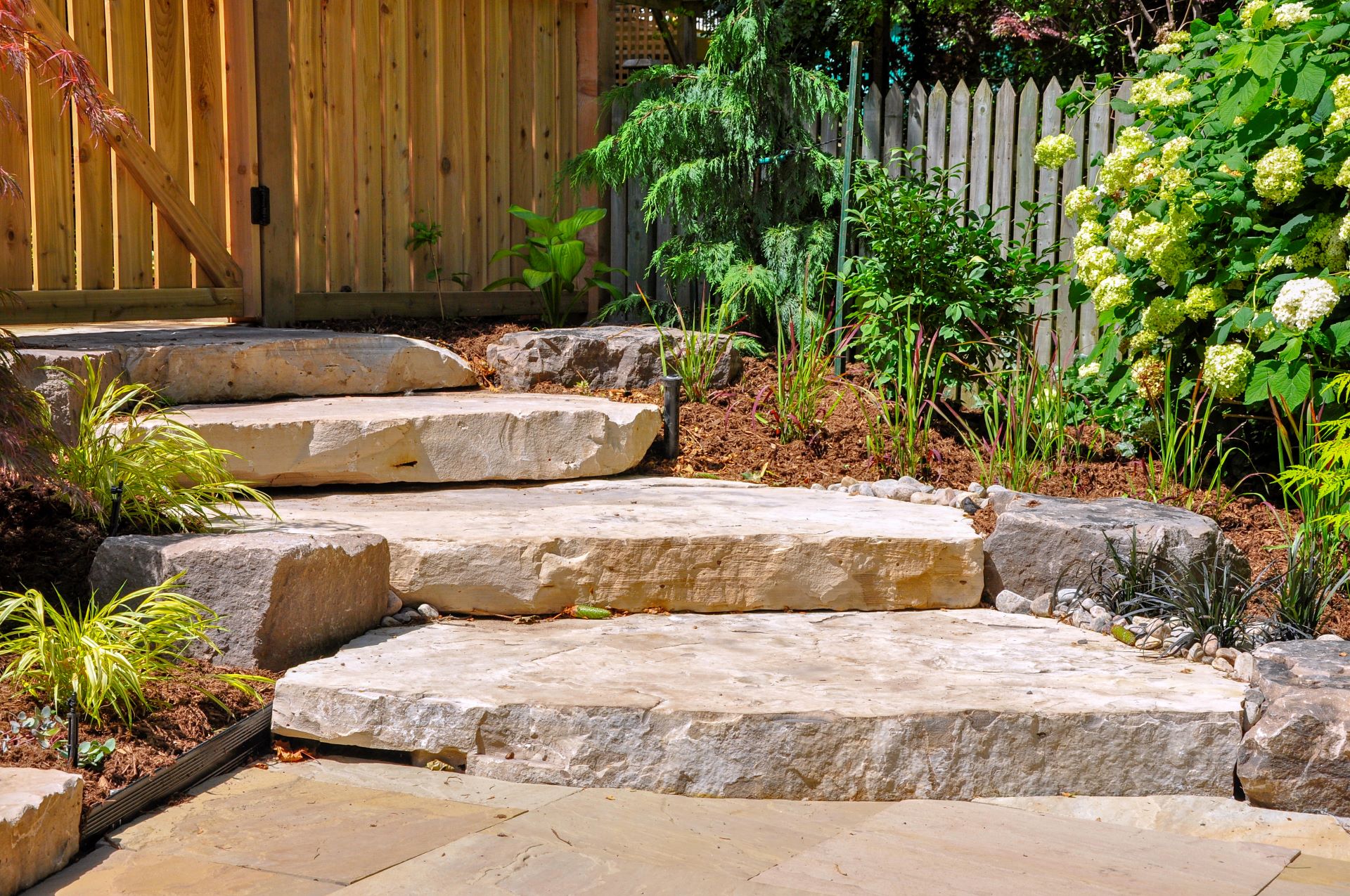 Natursteinplatten aussen als Gartenweg mit Stufen